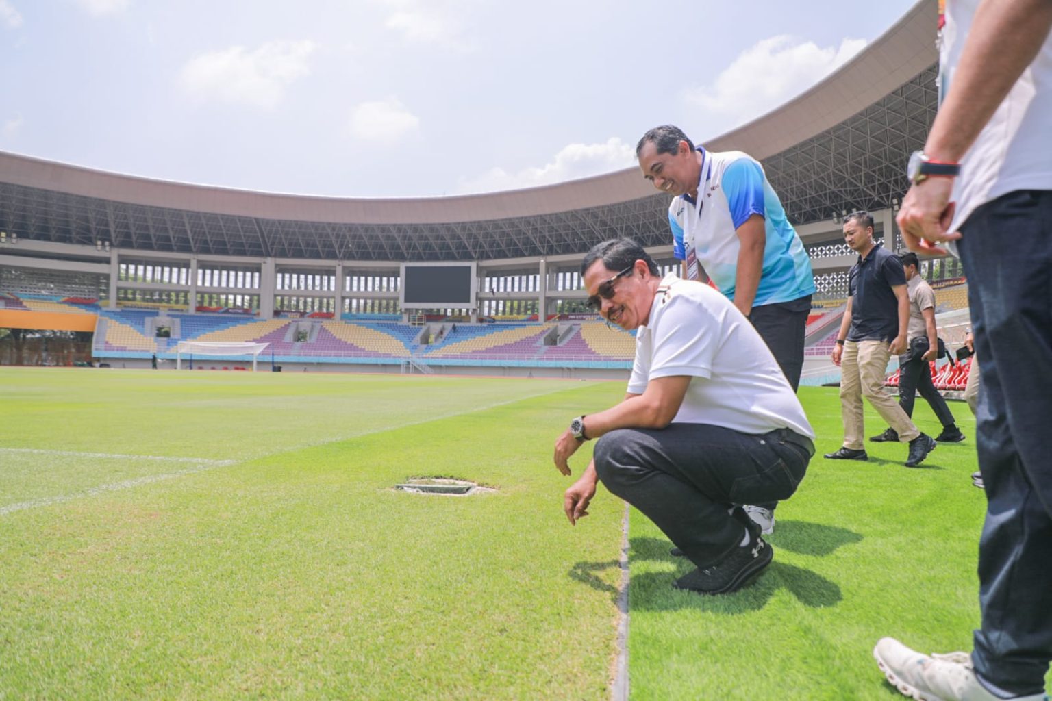 Penjabat (Pj) Gubernur Jawa Tengah Nana Sudjana saat meninjau langsung kondisi infrastruktur dan sarana prasarana Stadion Manahan Kota Surakarta, Minggu (5/11/2023).

