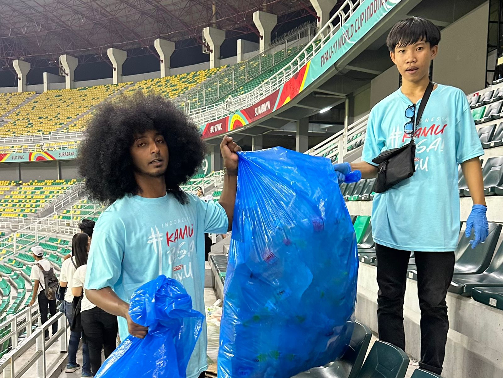 Salut! Aksi #DatangBersihPulangBersih Suporter Indonesia di Gelora Bung Tomo