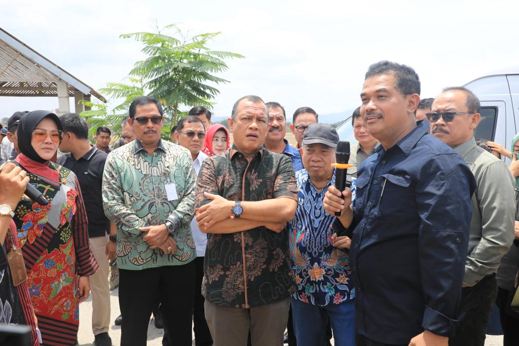 Penjabat (Pj) Gubernur Jawa Tengah, Nana Sudjana saat menerima Kunjungan Kerja Spesifik Komisi IV DPR RI, di Desa Tlingsing, Kecamatan Cawas, Kabupaten Klaten, Kamis (16/11/2023).

