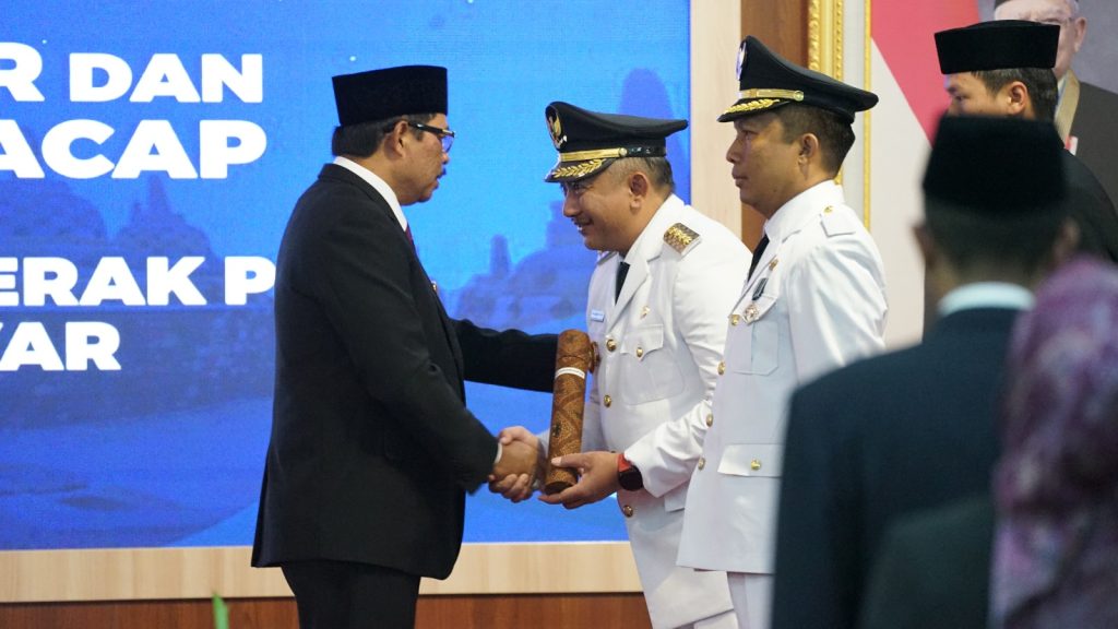 Penjabat (Pj) Gubernur Jawa Tengah Nana Sudjana melantik Rober Christanto sebagaj Bupati Karanganyar, dan Awaluddin Muuri sebagai Pj Bupati Cilacap, Senin (20/11/2023)