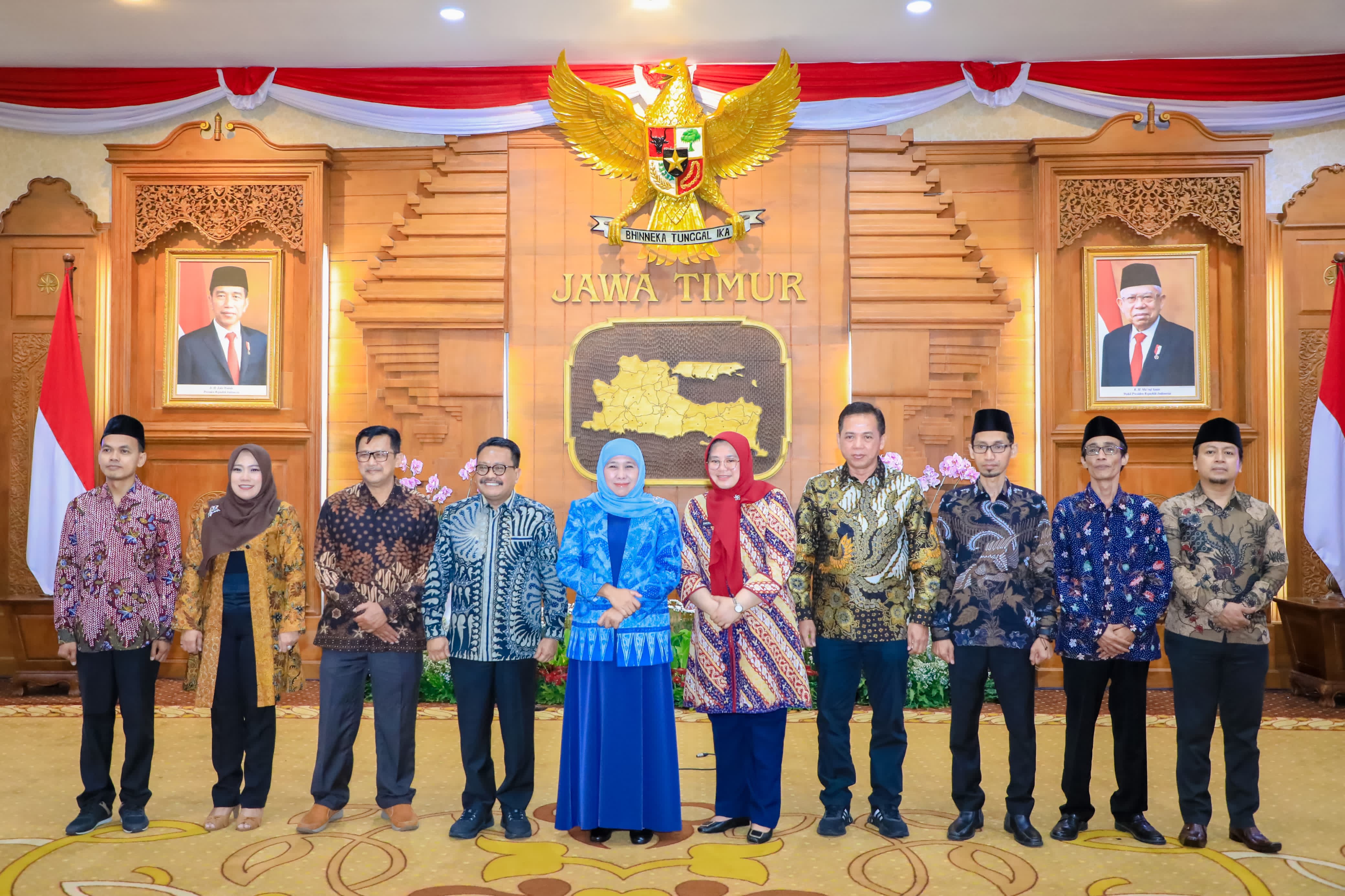 Gubernur Jawa Timur Khofifah Indar Parawansa melantik Anggota Komisi Informasi Provinsi Jawa Timur untuk masa jabatan 2023-2027