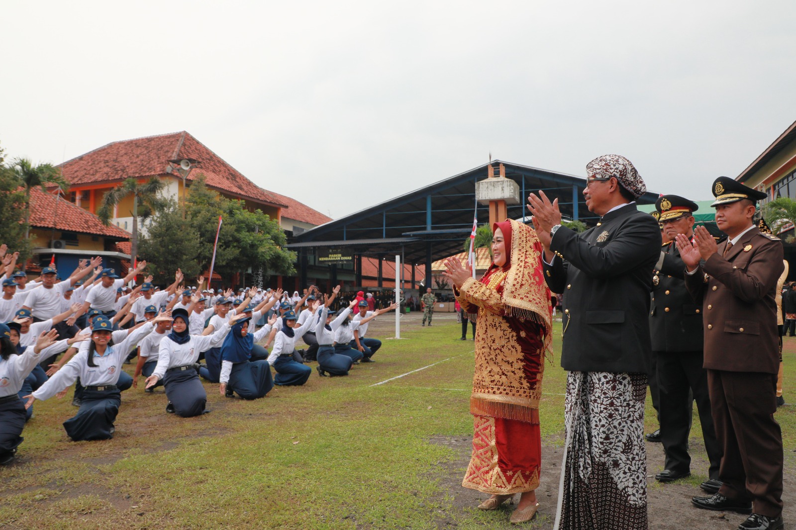 Penjabat (Pj) Gubernur Jawa Tengah, Nana Sudjana saat peringatan Hari Guru Nasional ke-78 Tingkat Provinsi Jawa Tengah, di SMKN 1 Semarang, Sabtu (25/11/2023) 