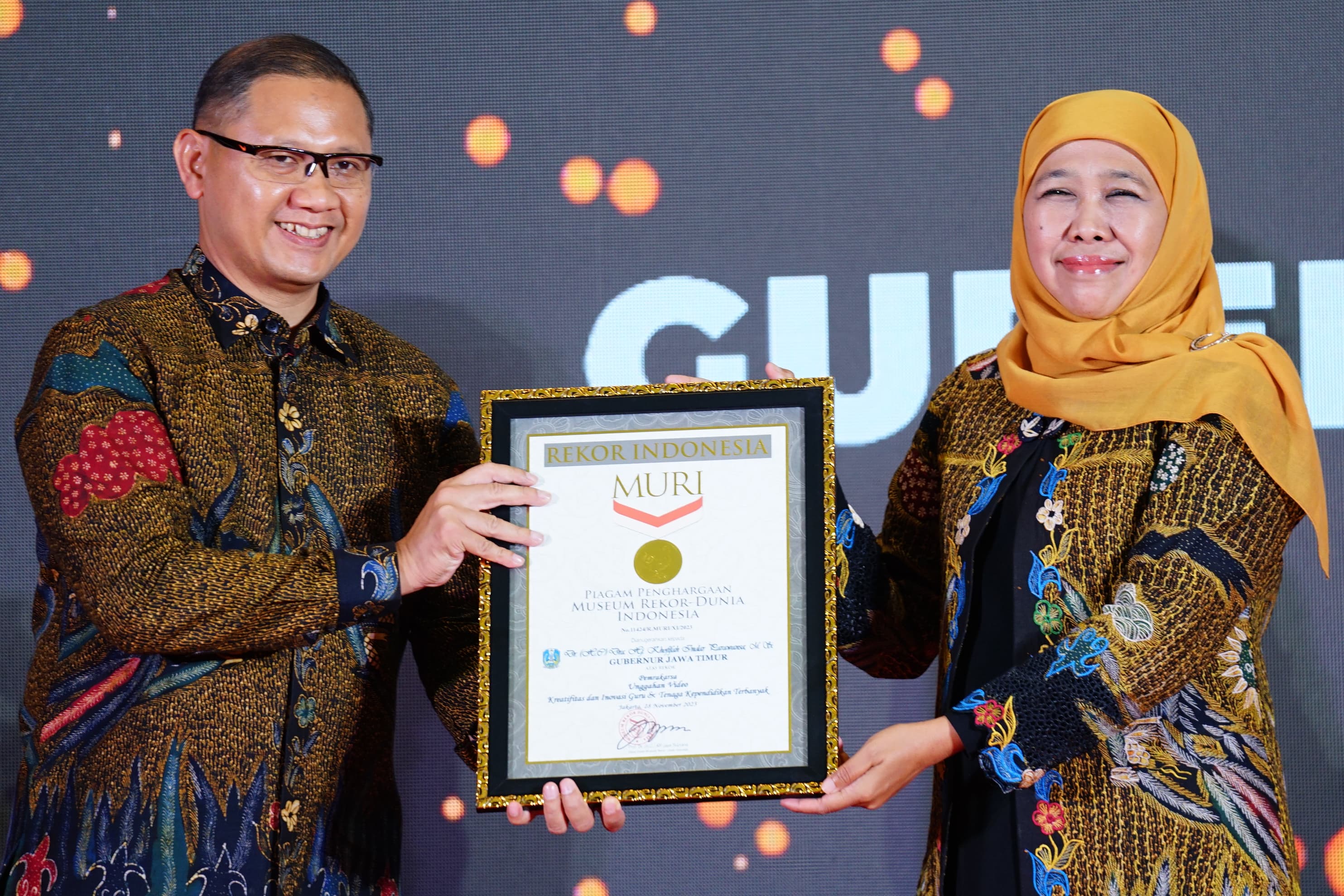 Gubernur Jawa Timur Khofifah Indar Parawansa menerima dua penghargaan Museum Rekor Indonesia (MURI) sekaligus saat menutup Seleksi Lomba Guru dan Tenaga Kependidikan (GTK) Creative Camp (GCC) Batch-4 di Hotel Harris Surabaya, Selasa (28/11).