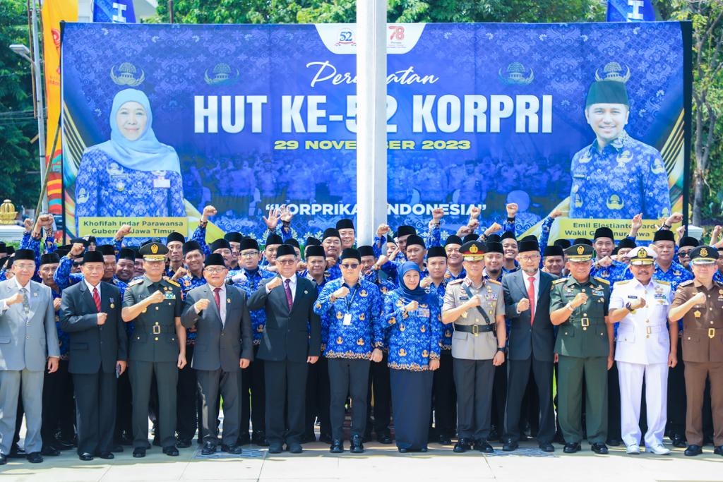 Gubernur Khofifah pada Peringatan HUT ke-52 Korps Pegawai Republik Indonesia (KORPRI) Tahun 2023, di halaman Gedung Negara Grahadi Surabaya, Rabu (29/11). 