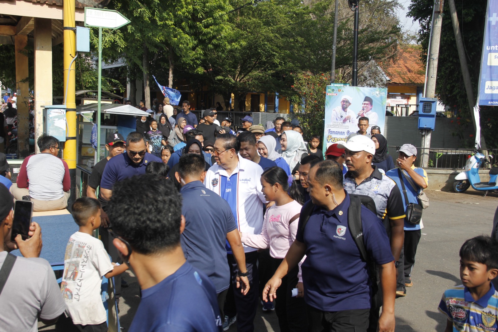 saat mengikuti jalan sehat di Lapangan Tamanan Kecamatan Mojoroto Kab Kediri, ?Minggu (3/12). 