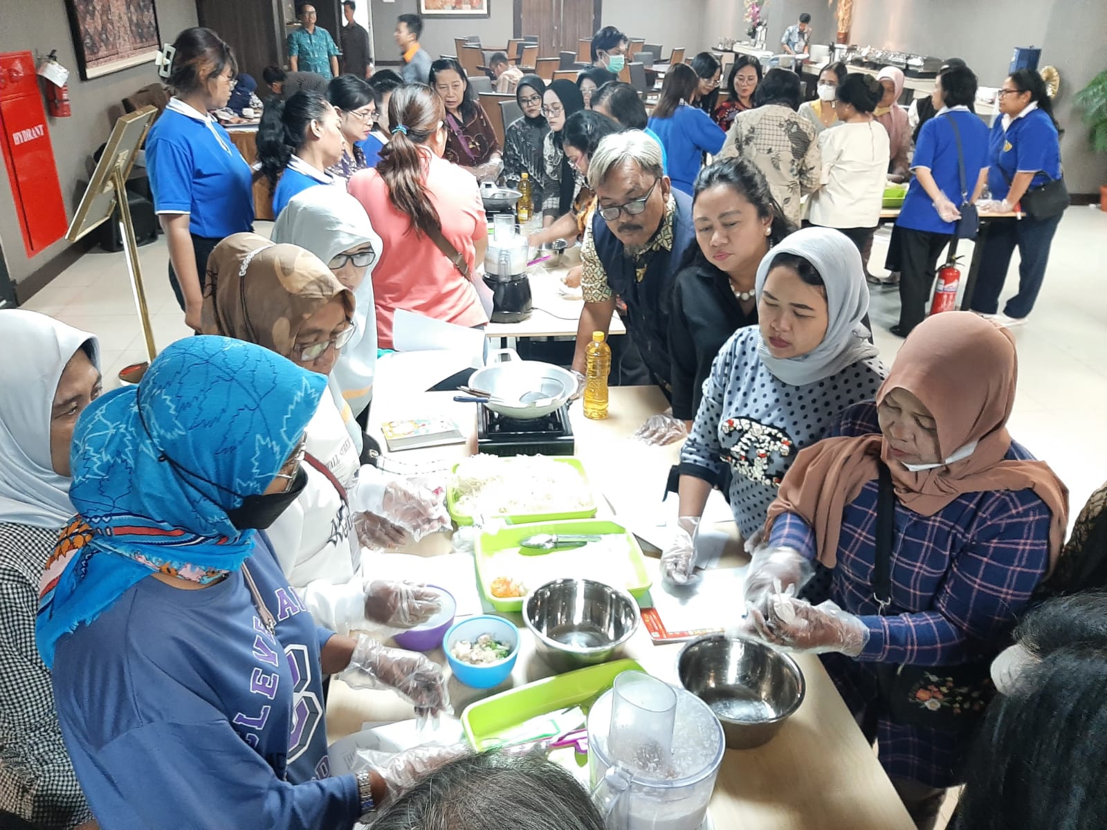 Puluhan Emak-Emak di Surabaya terpantau sangat antusias mengikuti pelatihan pembuatan Produk Hokben di Surabaya, 25 November 2023