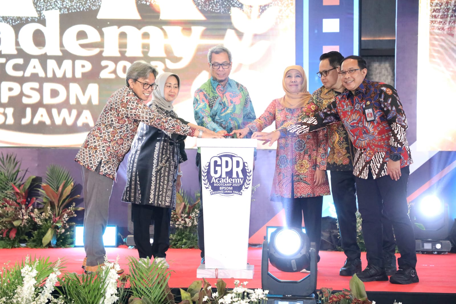 Gubernur Jawa Timur Khofifah Indar Parawansa membuka Government Public Relations (GPR) Academy BPSDM Jatim Bootcamp 2023 di Hotel Platinum Tunjungan Surabaya, Senin (4/12)