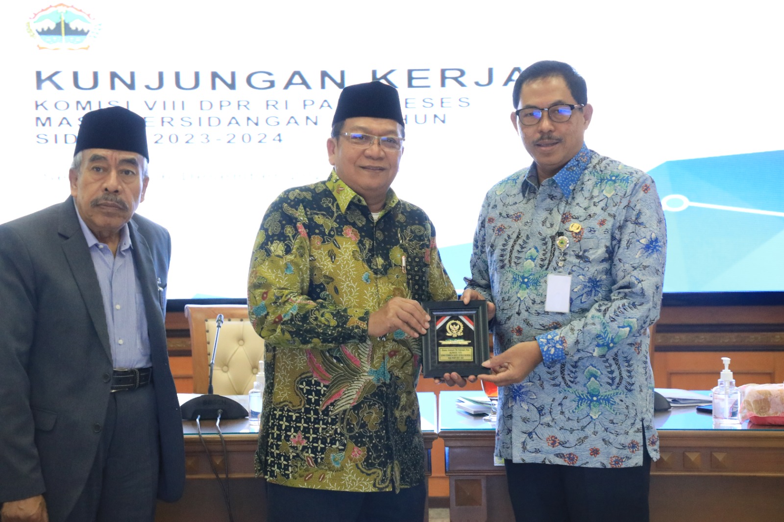 Penjabat Gubernur Jawa Tengah, Nana Sudjana saat menerima kunjungan reses Komisi VIII DPR RI masa persidangan II tahun 2023-2024, di Kantor Gubernur Jawa Tengah, Rabu (6/12/2023).