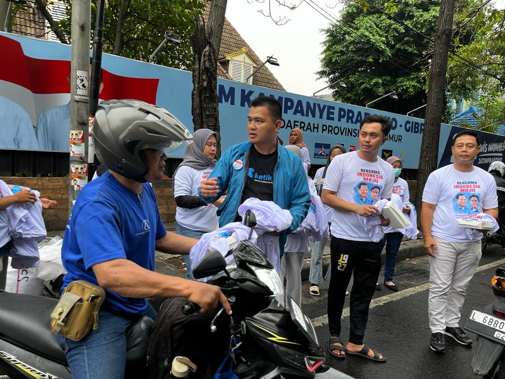 Tim Kampanye Daerah (TKD) Prabowo-Gibran Jawa Timur membagikan ribuan nasi kotak dan kaus gratis untuk masyarakat. 