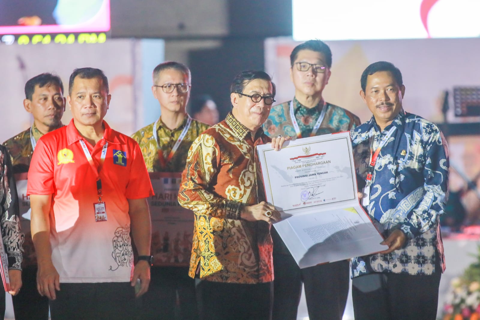Menteri Hukum dan HAM Yasonna H Laoly menyerahkan piagam penghargaan kepada Penjabat (Pj) Gubernur Jateng, Nana Sudjana, pada Peringatan Hari HAM Sedunia ke -75, di Lapangan Banteng, Jakarta, Minggu (10/12/2023) malam.