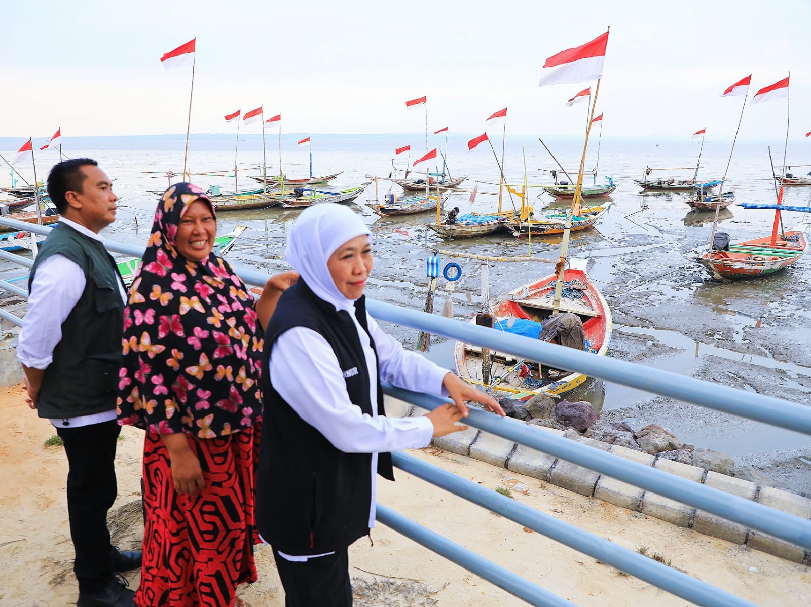 Gubernur Jawa Timur Khofifah Indar Parawansa menyapa ribuan nelayan dalam kegiatan Sapa Nelayan untuk peringatan Hari Nusantara ke-24 tahun 2023 di Taman Hiburan Pantai Kenjeran, Surabaya, Senin (11/12).