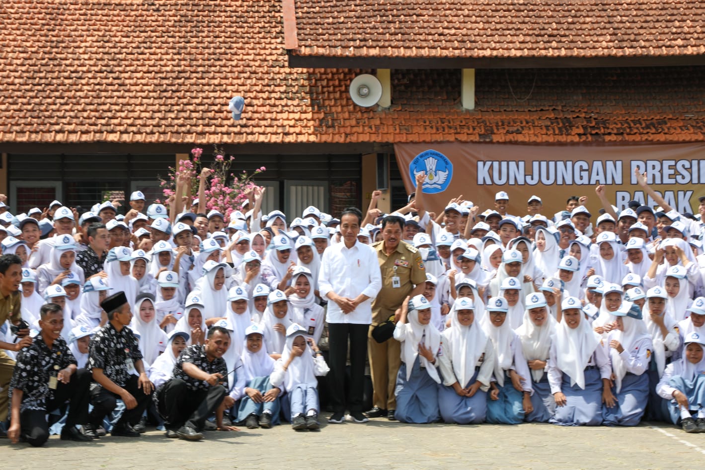 Penjabat (Pj) Gubernur Jawa Tengah, Nana Sudjana mendampingi Presiden RI Joko Widodo (Jokowi) meninjau SMKN 1 Kedungwuni, Kabupaten Pekalongan, Rabu (13/12/2023)