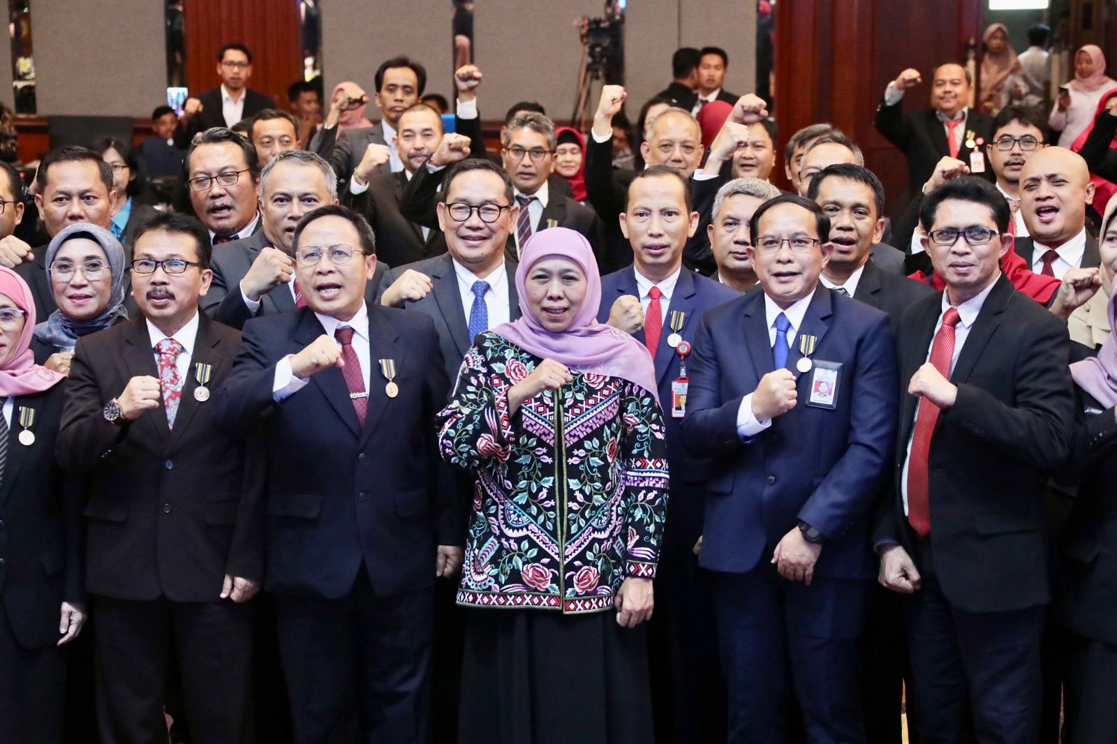 Gubernur Jawa Timur Khofifah Indar Parawansa menutup Program Pelatihan Digital Leadership Academy bagi pejabat tinggi pratama Tahun 2023 di Surabaya, Rabu (13/12).