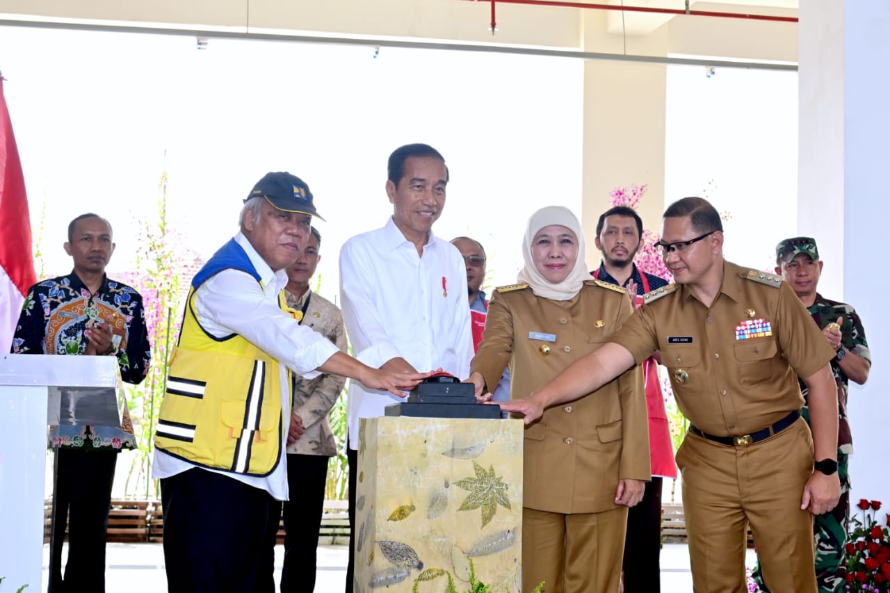 Gubernur Jawa Timur Khofifah Indar Parawansa mendampingi Presiden RI Joko Widodo meresmikan Pasar Induk Among Tani di Kota Batu, Kamis (14/11).