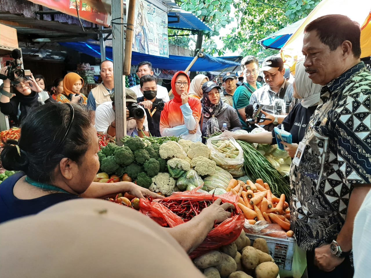 Penjabat (Pj) Gubernur Jawa Tengah Nana Sudjana saat tinjauan operasi pasar di Pasar Karangayu, Jumat (15/12/2023)