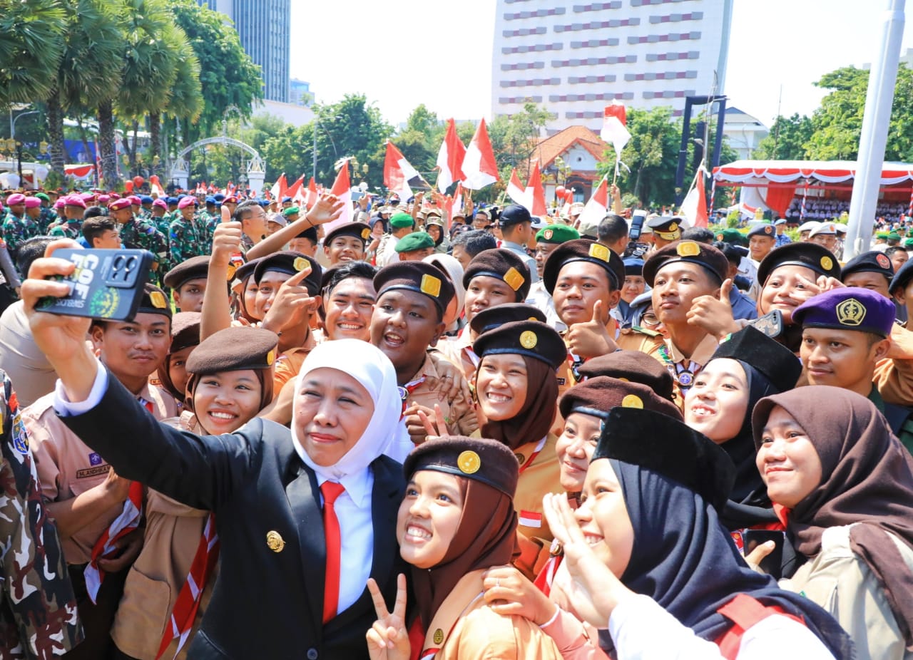 Gubernur Khofifah saat menjadi Inspektur Upacara pada peringatan Hari Bela Negara di Gedung Negara Grahadi, Surabaya, Selasa (19/12)