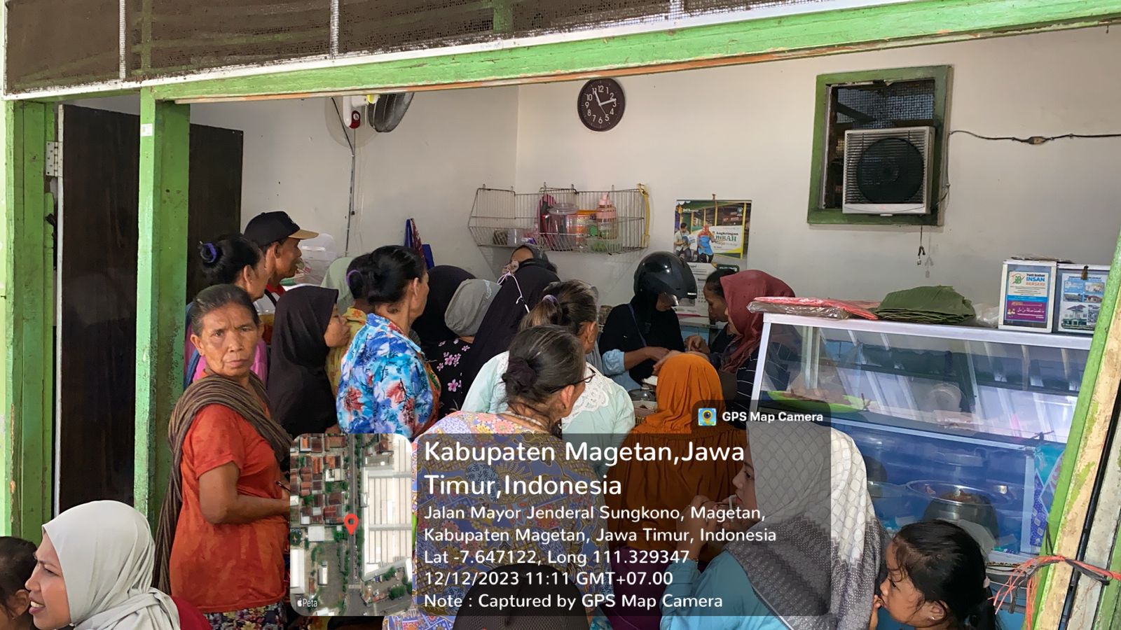 Yayasan Satria Sarang Garuda saat membagikan makan siang dan susu gratis bagi masyarakat di Kabupaten Magetan.