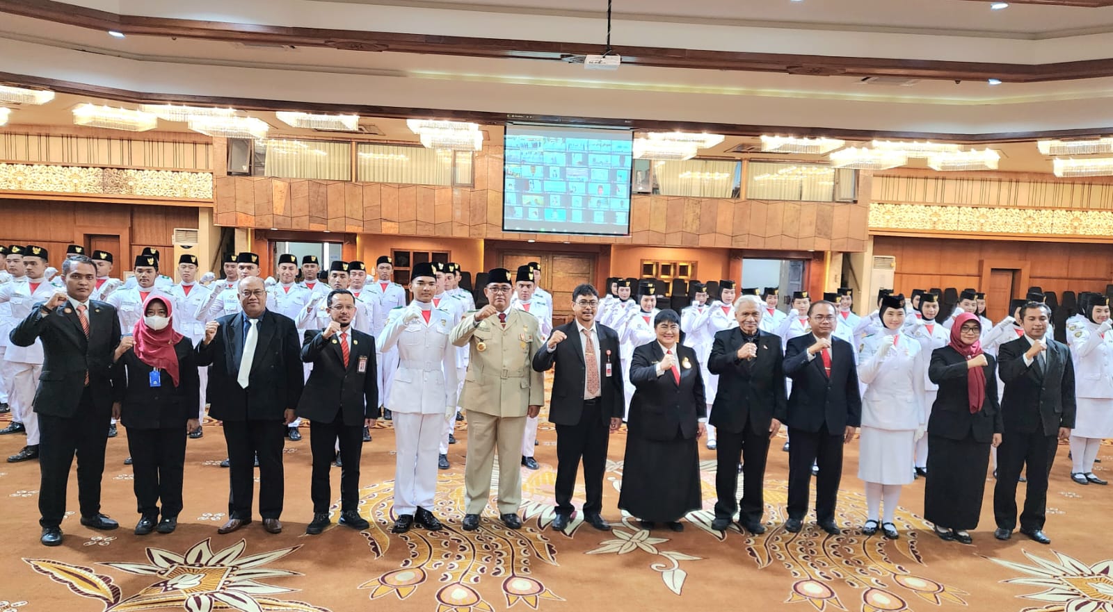 Duta Pancasila yang baru diangkat dapat menjadi pelopor bagi generasi muda. Pada acara pengangkatan purnapaskibraka di Kantor Gubernur Jawa Timur, Kamis (21/12) 