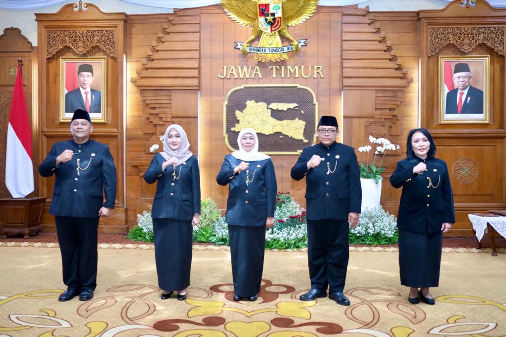 Gubernur Jawa Timur Khofifah Indar Parawansa melantik dan mengambil sumpah jabatan empat Pejabat Pimpinan Tinggi Pratama (Eselon II) di lingkungan Pemerintah Provinsi Jawa Timur di Gedung Negara Grahadi Surabaya, Jumat (22/12) malam.