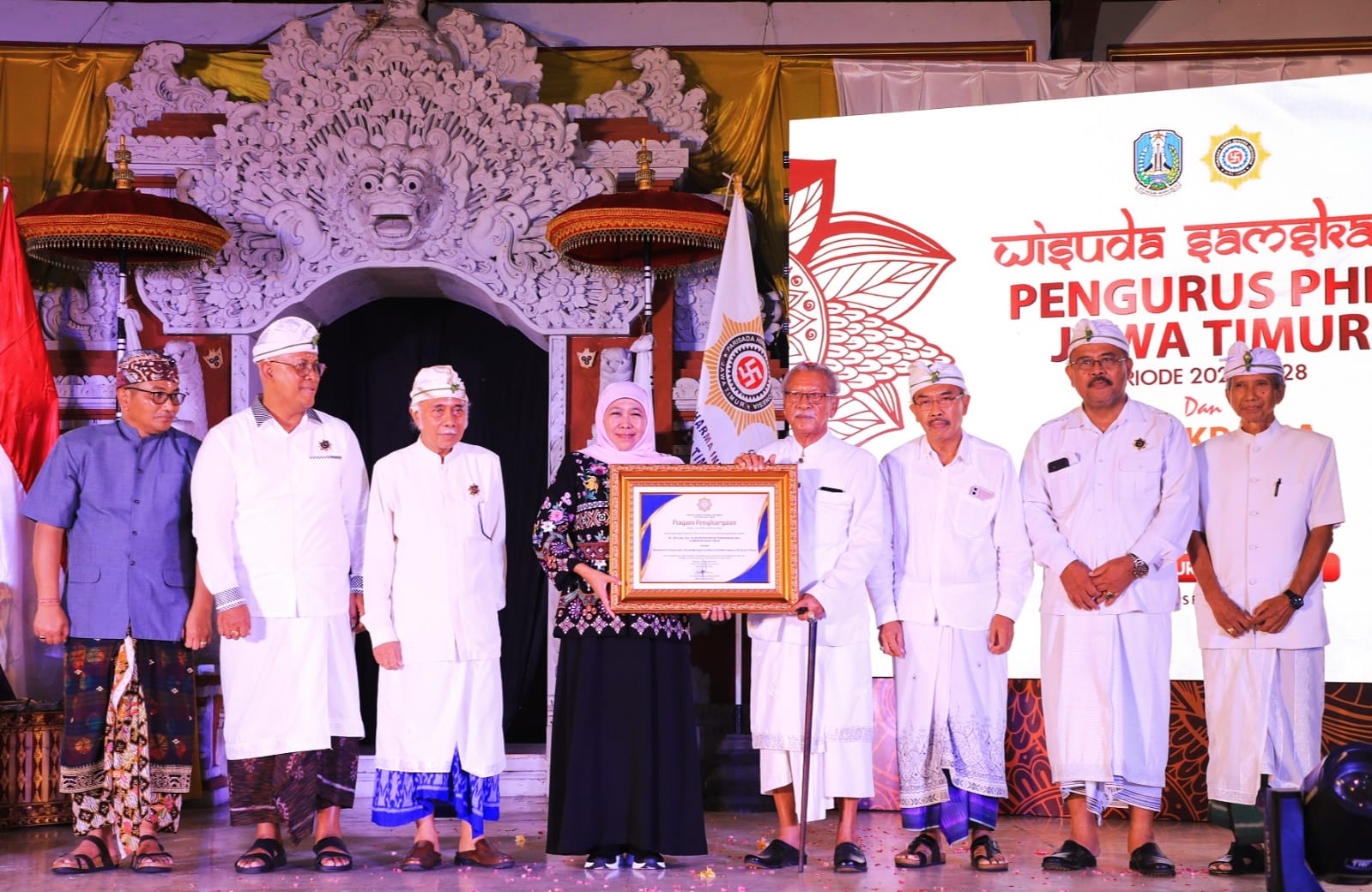 Gubernur Khofifah dalam acara Wisuda Samskara Pengurus PHDI Provinsi Jawa Timur Periode 2023-2028 dan Simakrama Umat Hindu di Pura Jala Siddhi Amerta Sedati, Juanda Sidoarjo, Sabtu (23/12) malam