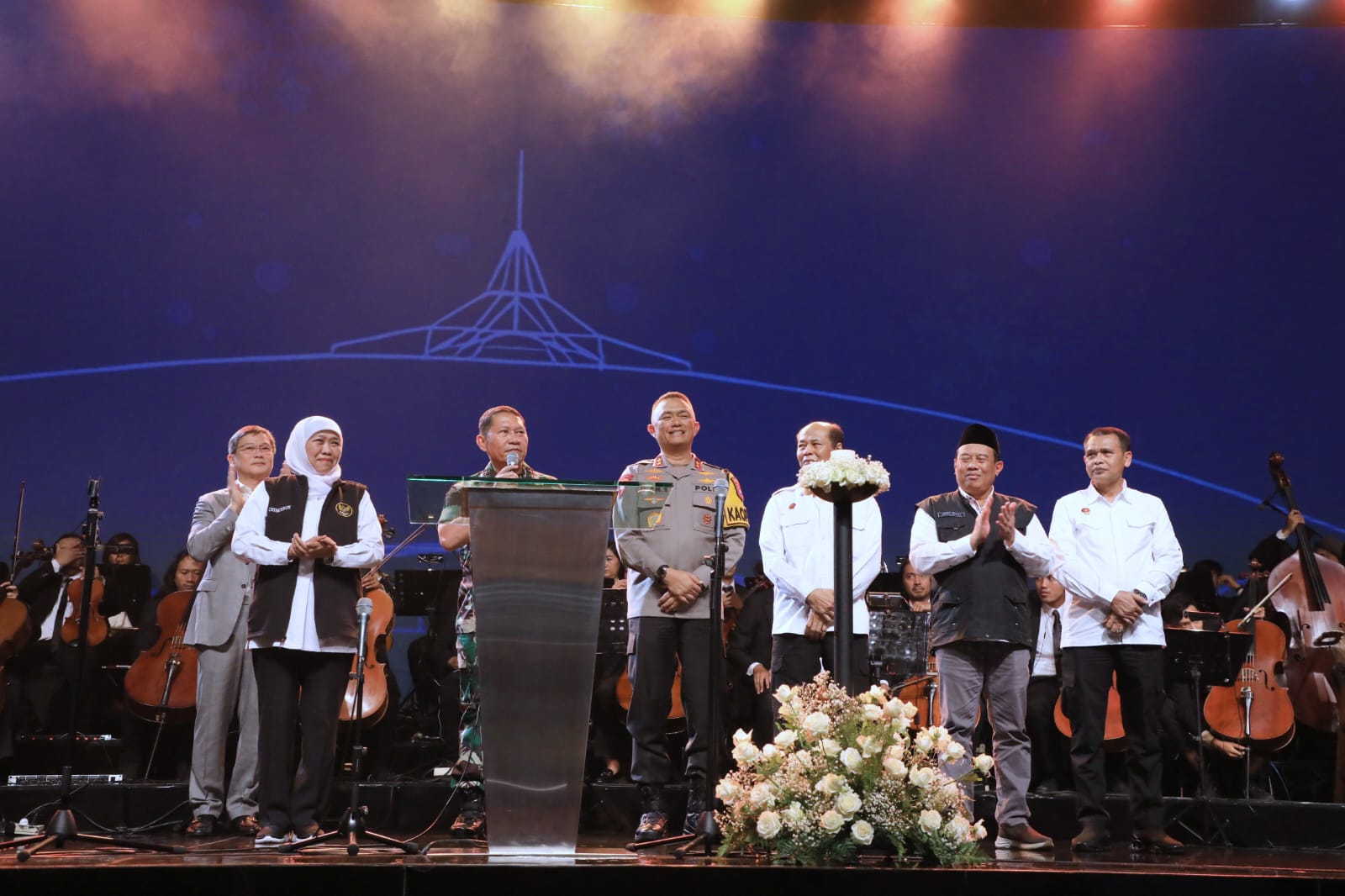 Indar Parawansa bersama jajaran Forkopimda Jatim  meninjau sejumlah gereja di Kota Surabaya, Minggu (24/12).
