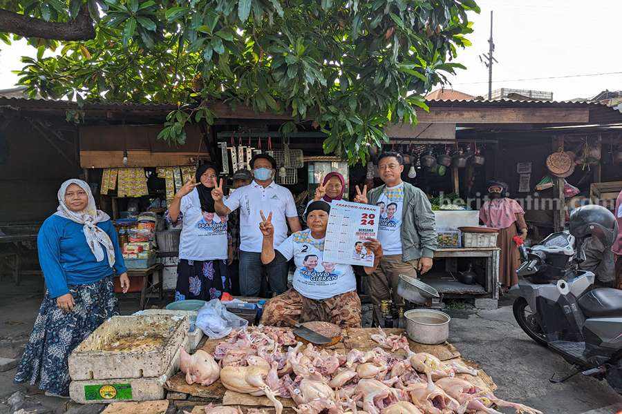 Tim Kampanye Daerah (TKD) Prabowo-Gibran Jawa Timur saat menggelar kampanye spektakuler di Pasar PPI, Jalan Gresik, Kecamatan Krembangan Surabaya, Senin (25/12).
