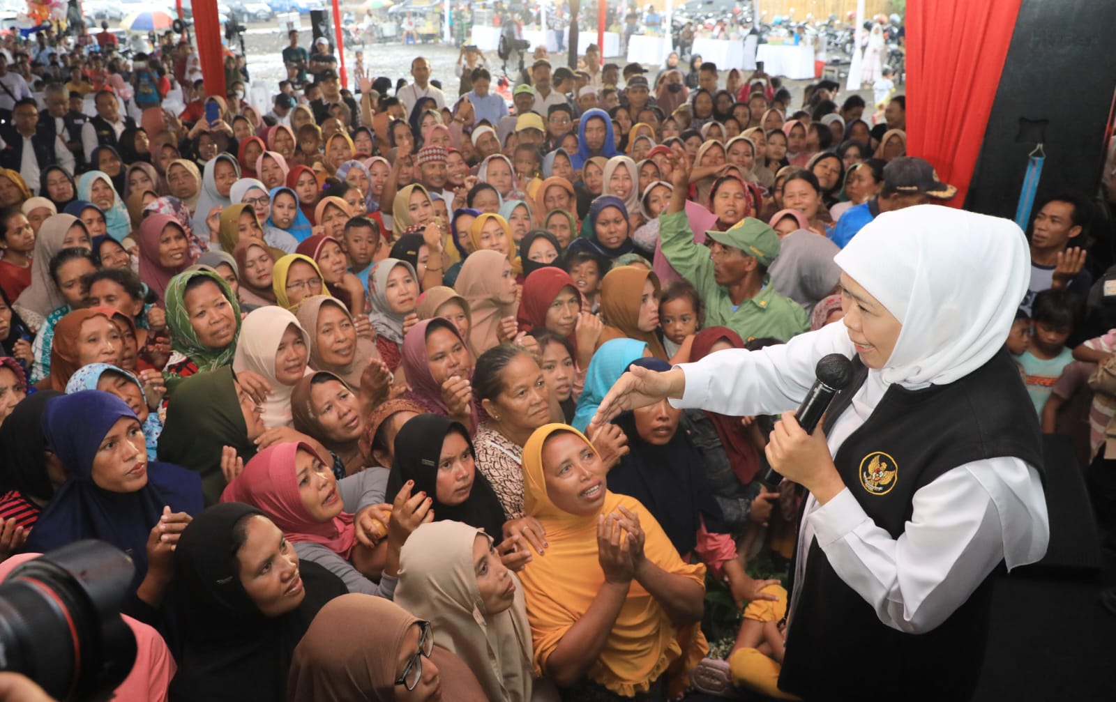 Gubernur Khofifah Salurkan Bansos dan Tali Asih di Probolinggo