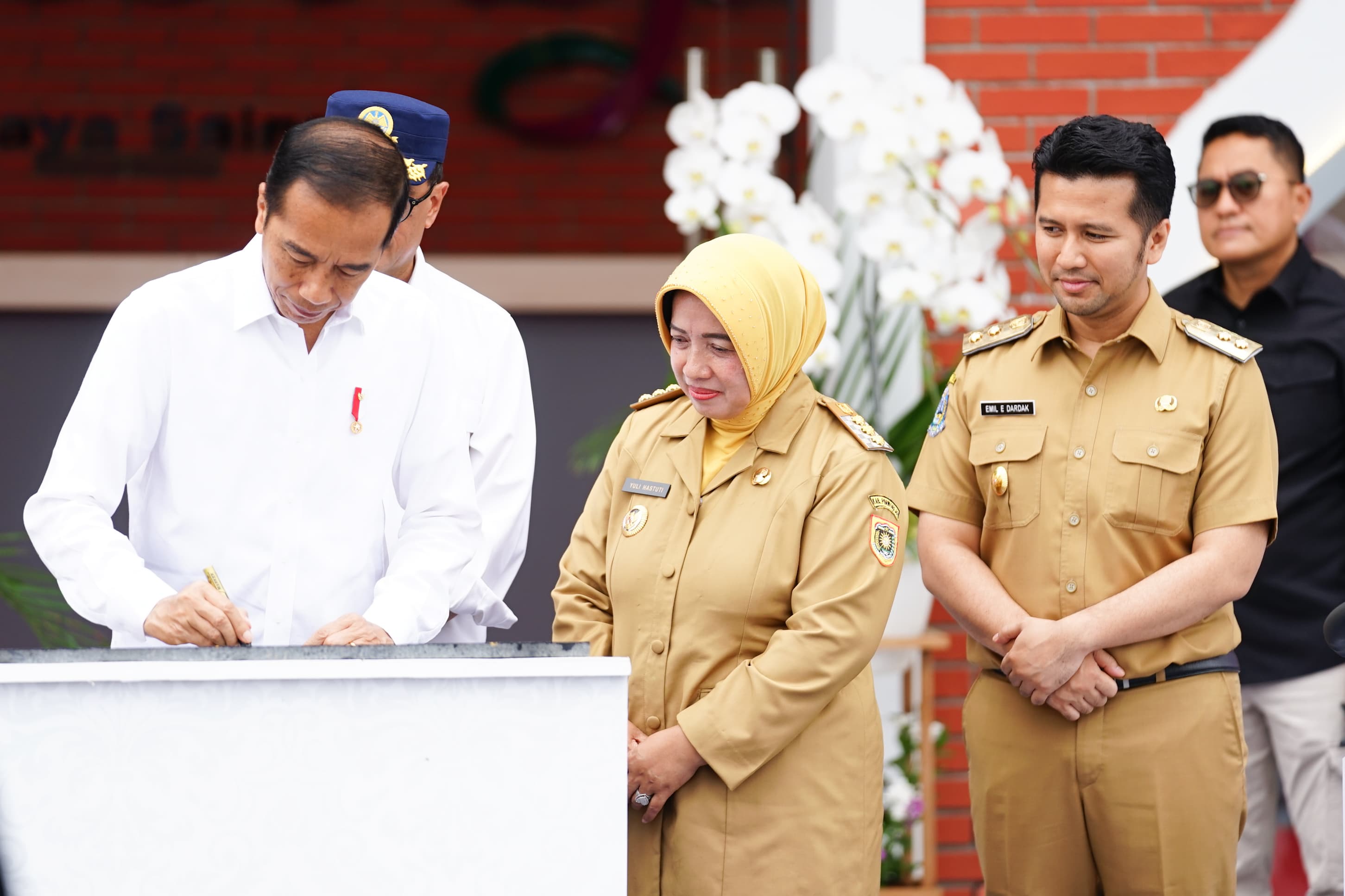 Plt Gubernur Jatim Emil Elestianto Dardak mendampingi Presiden RI Jokowi meresmikan Terminal Tipe A Purboyo Kota Madiun dan Terminal Tipe A Patria Blitar di Terminal Tipe A Purworejo, Jawa Tengah, Selasa (2/1).
