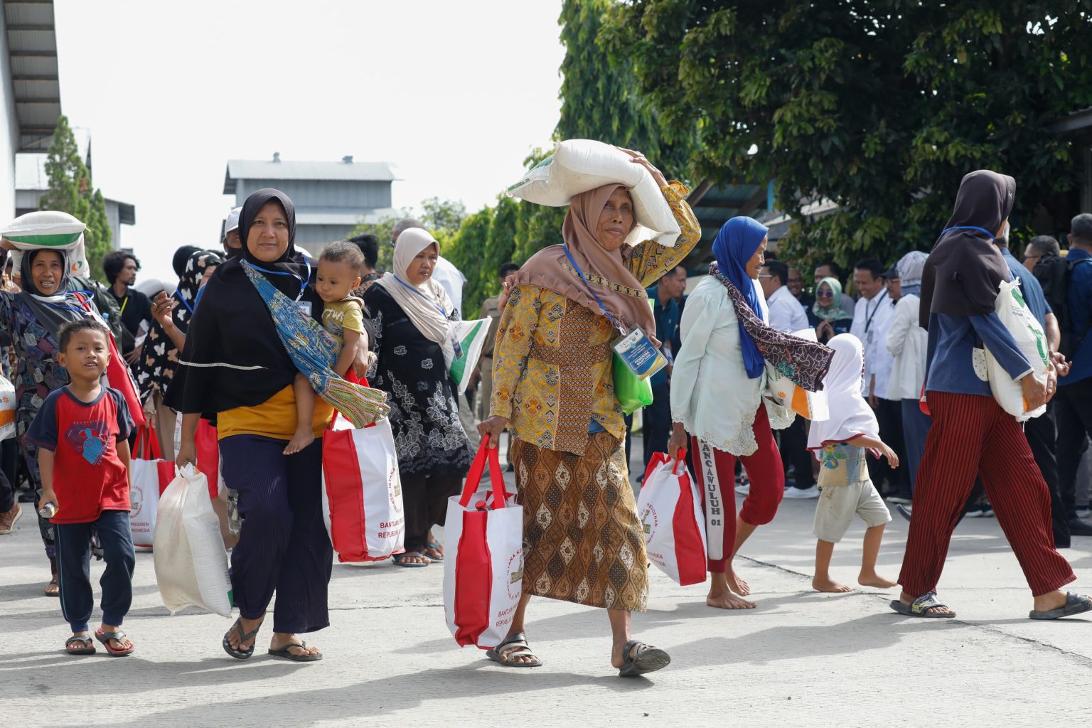 1.000 penerima manfaat  bantuan beras dan sembako di Kabupaten Tegal.