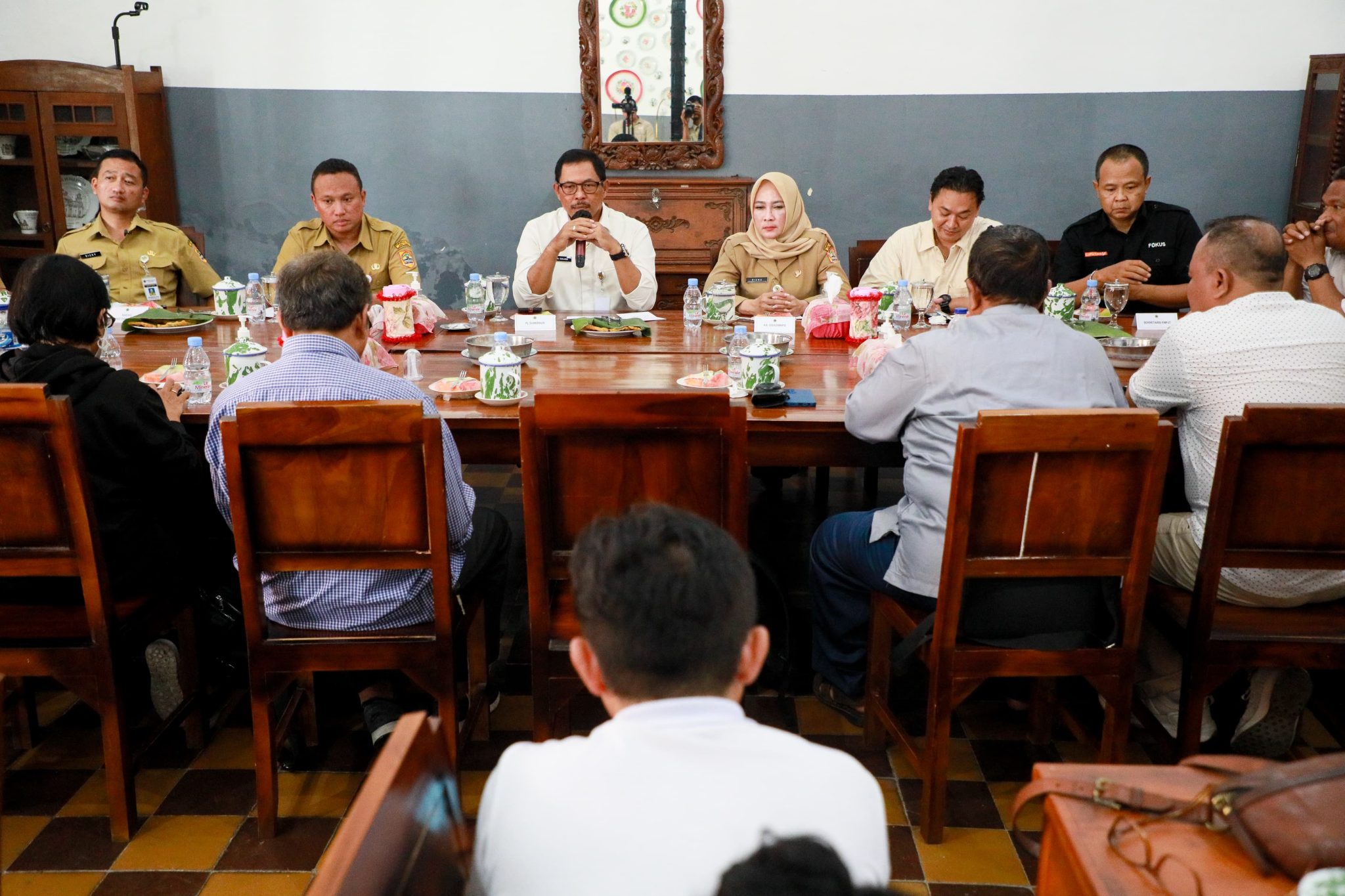 Penjabat Gubernur Jawa Tengah, Nana Sudjana saat acara ramah tamah dengan Forum Wartawan Provinsi Jawa Tengah (FWPJT), di Kota Lama Semarang, Senin (8/1/2024).
