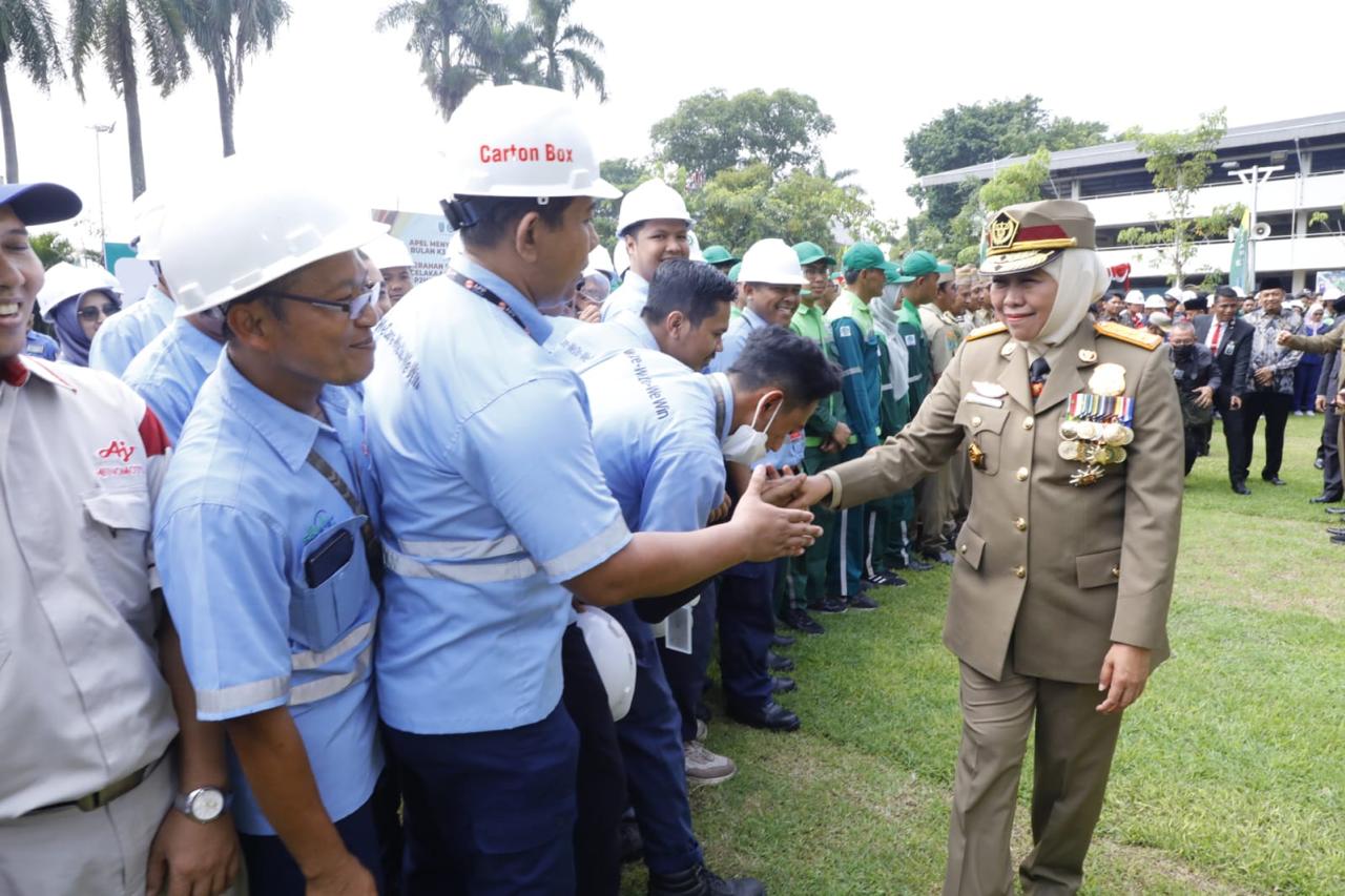 Gubernur Jawa Timur, Khofifah Indar Parawansa, memimpin Apel Menyongsong Bulan Keselamatan dan Kesehatan Kerja (K3) Tahun 2024