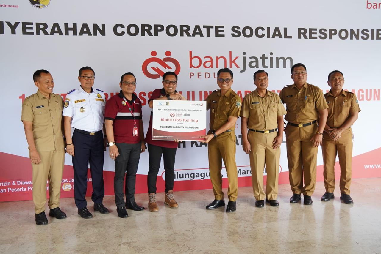 bankjatim secara resmi telah menyerahkan bantuan CSR kepada Pemkab Tulungagung berupa 1 unit mobil layanan keliling Dinas Penananaman Modal dan Pelayanan Terpadu Satu Pintu (DPMPTSP) Kabupaten Tulungagung.