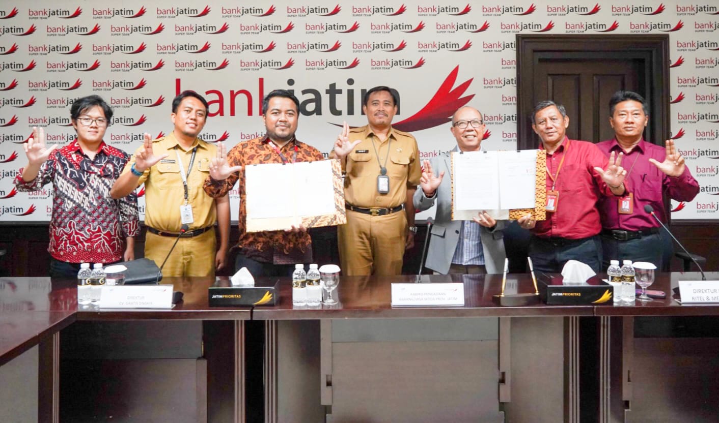 penandatanganan dua perjanjian sekaligus dengan Pemprov Jawa Timur dan CV Gratis Ongkir di Ruang Semeru Kantor Pusat bankjatim.
