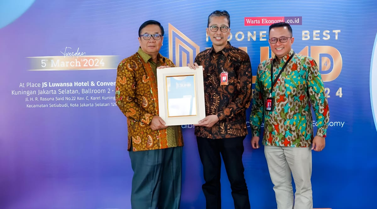Direktur Utama bankjatim Busrul Iman dan didampingi oleh Komisaris Independen bankjatim Sumaryono dan Corporate Secretary bankjatim Wioga Adhiarma Aji saat menerima penghargaan. 
