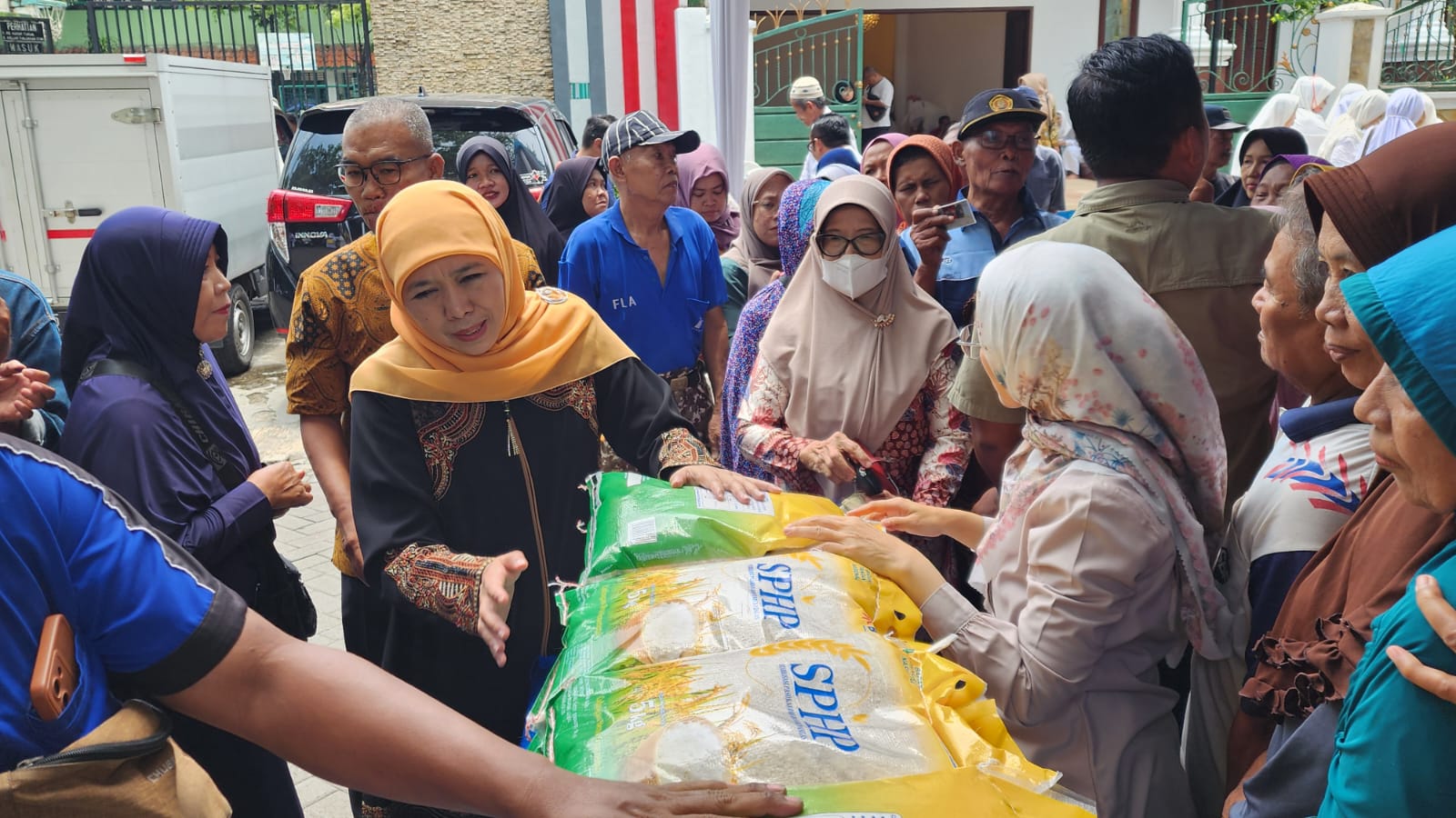 Ketua Umum PP Muslimat NU Khofifah Indar Parawansa saat menggelar Pasar Murah bagi warga masyarakat di Kecamatan Wonocolo, Sabtu (16/3/2024). 