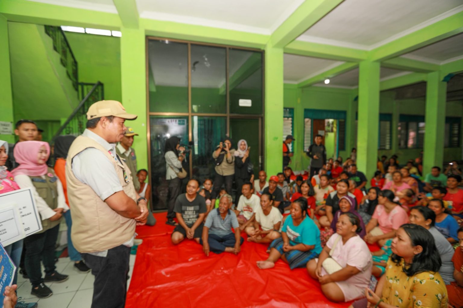 Penjabat Gubernur Jawa Tengah, Nana Sudjana, meninjau lokasi bencana banjir di Kabupaten Grobogan, Minggu (17/3/2024). 