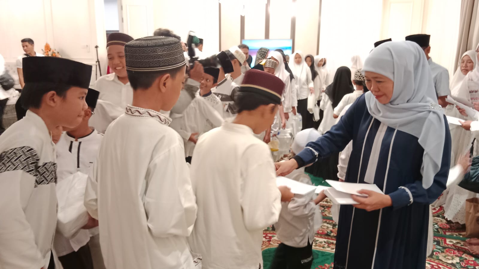 Pokja Wartawan Grahadi bersama Ketua Umum PP Muslimat NU Khofifah Indar Parawansa dan Baznas Jatim menggelar pengajian istighosah dan santunan anak yatim