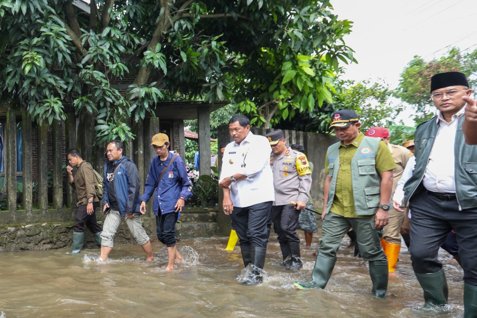 Penjabat Gubernur Jawa Tengah, Nana Sudjana, meninjau lokasi banjir di Kabupaten Jepara dan Kabupaten Demak, Senin (18/3/2024).