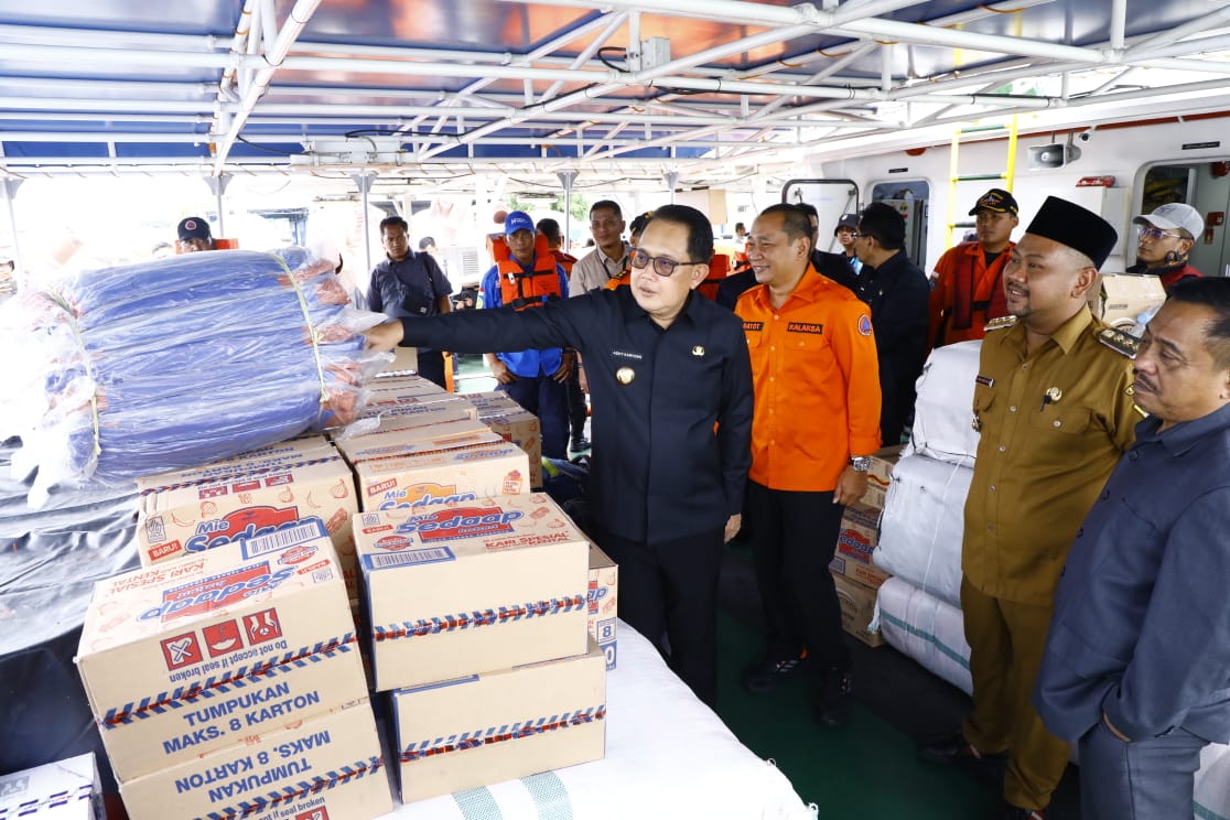 Lepas Bantuan Pemprov Jatim ke Pulau Bawean, Pj. Gubernur Adhy Pastikan Kebutuhan Dasar Terpenuhi dan Masyarakat Terlindungi