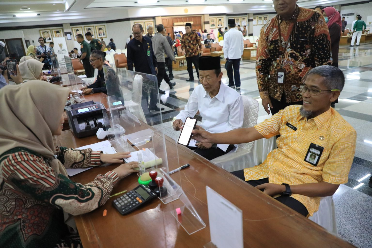 Baznas Jawa Tengah menargetkan pengumpulan Zakat, Infak, dan Sedekah (ZIS) dari aparatur sipil negara (ASN) di lingkungan Pemprov Jateng, mencapai Rp100 miliar pada 2024