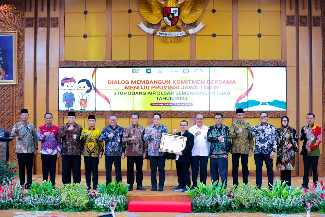 Penjabat Gubernur Jawa Timur Adhy Karyono bersama delapan Pemerintah Kabupaten/Kota menandatangani komitmen bersama menuju Provinsi Jawa Timur 100 Persen Stop Buang Air Besar Sembarangan (SBS) Tahun 2024 di Kantor Sekretariat Daerah Provinsi Jawa Timur, K