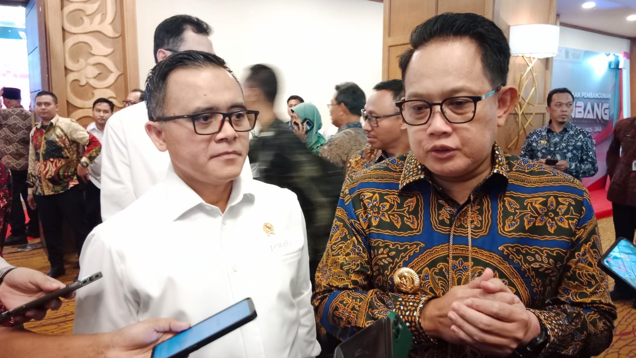 Penjabat (Pj) Gubernur Jawa Timur Adhy Karyono danMenpan-RB Abdullah Azwar Anas saat memberikan keterangan pada awak media usai Musrenbang  Tahun 2025-2045 dan RPJPD 2025