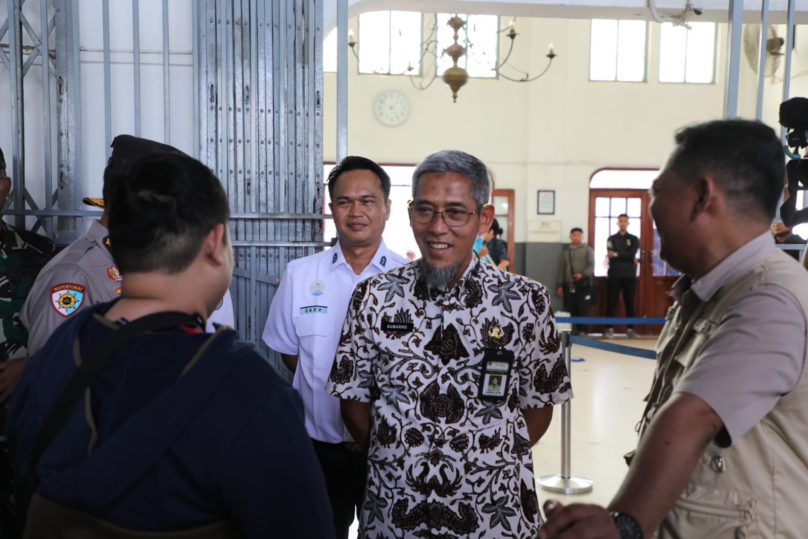  Sekda Jateng Sumarno  saat pemantauan arus mudik oleh unsur Forkopimda Jateng, di Terminal Mangkang, Rest Area Banjaratma, Exit Tol Pejagan, Terminal Tegal, dan Stasiun Kota Tegal, Jumat (5/4//2024)