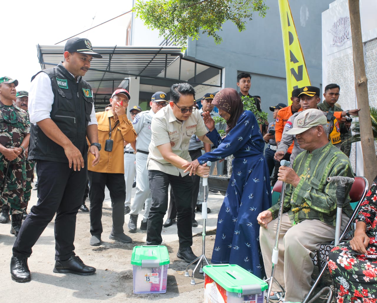 Pj. Gubernur Jatim Adhy Karyono bersama Forkopimda Jatim melakukan peninjauan arus mudik di Pos Terpadu Mantingan dan Pos Pelayanan Mudik di Rest Area 575 A Kab. Ngawi, Senin (8/4).