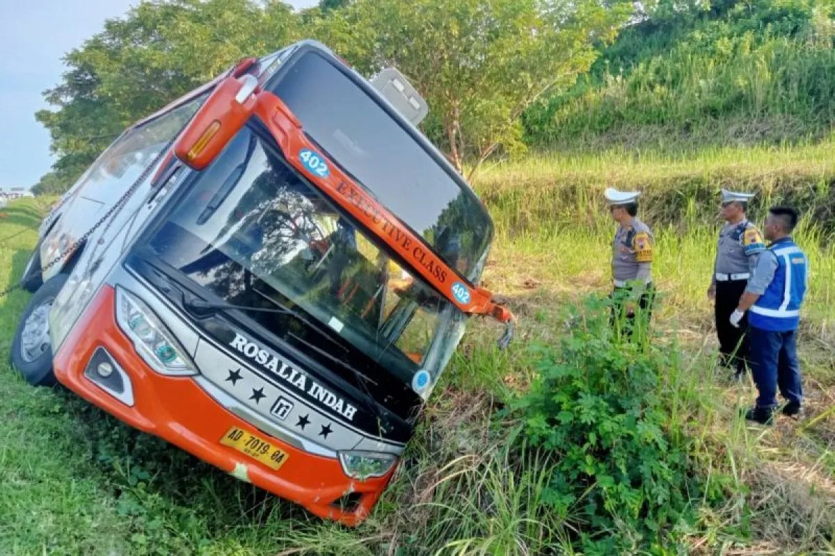 Bus Rosalia Indah mengalami kecelakaan di ruas Tol Semarang-Batang, Kamis (11/4/4024)