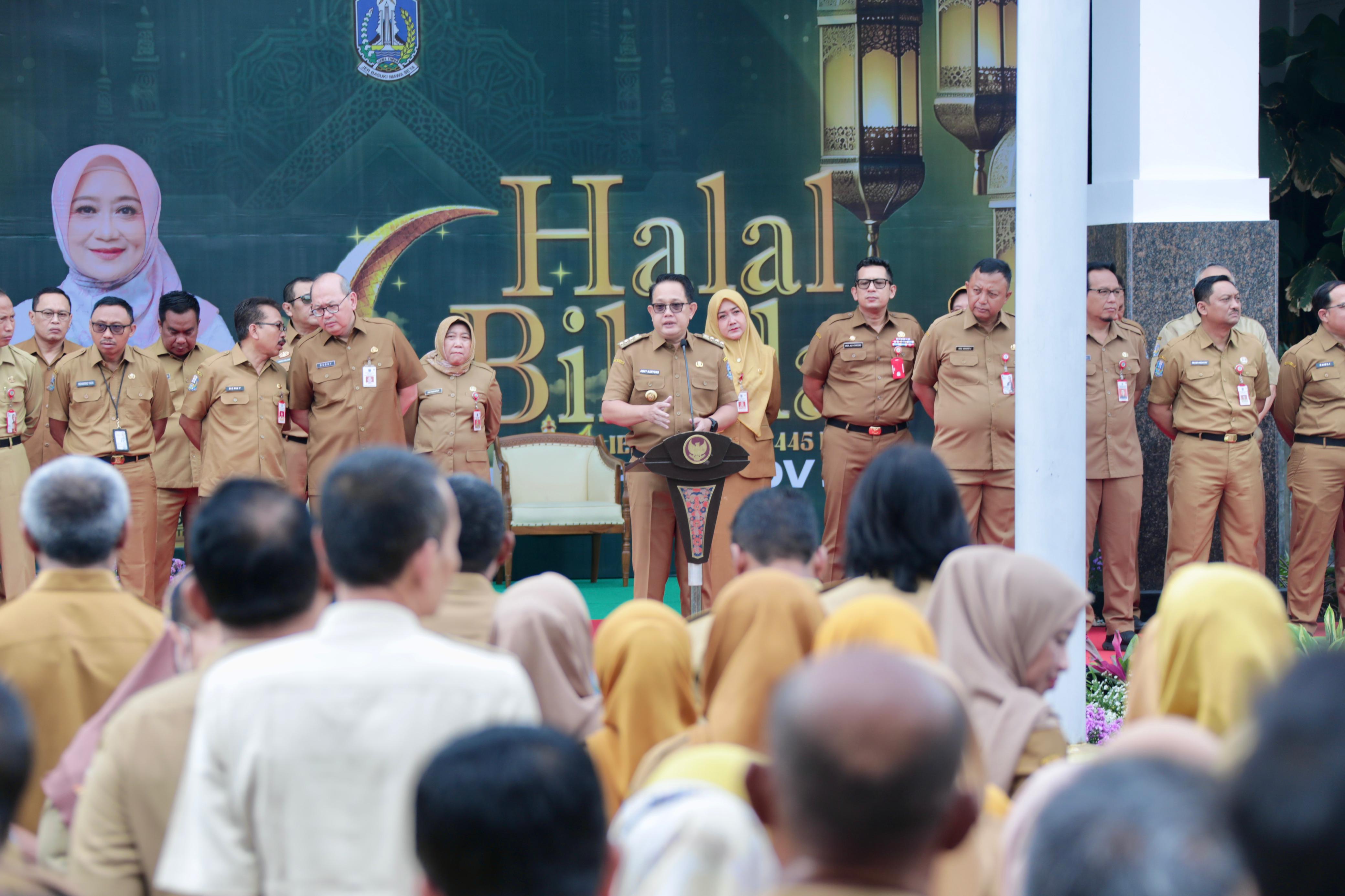 Penjabat (Pj.) Gubernur Jawa Timur Adhy Karyono memimpin apel bersama Aparatur Sipil Negara (ASN) di lingkungan Pemerintah Provinsi Jawa Timur di Halaman Kantor Sekretariat Daerah Provinsi Jatim, Selasa (16/4). 