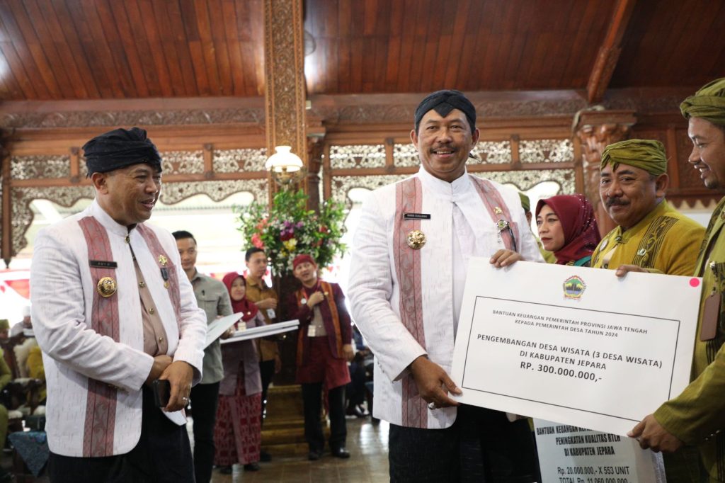 Penjabat Gubernur Jateng Nana Sudjana saat memberikan bantuan kepada para penerima, di Pendopo Kabupaten Jepara, Kamis (18/4/2024).