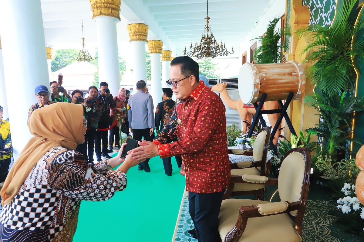 Pj Gubernur Jawa Timur Adhy Karyono menggelar halal bihalal yang dihadiri oleh Bupati/Walikota se-Jatim, jajaran Kepala Perangkat Daerah, Pimpinan Badan Usaha Milik Daerah  di Gedung Negara Grahadi, Kamis (18/4).