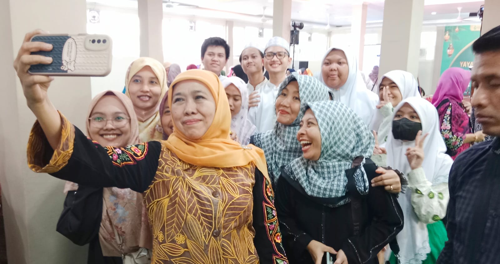 Ketua Dewan Pembina Yayasan Khadijah Khofifah Indar Parawansa saat hadir dalam acara Halal Bi Halal Keluarga Besar Yayasan Khadijah di Aula Yayasan Khadijah Jalan Ahmad Yani, Kamis (18/4/2024).