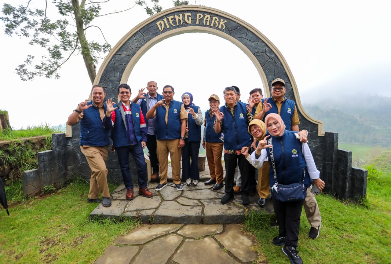 Pemerintah Provinsi Jawa Tengah terus mendukung kemajuan kawasan dataran tinggi Dieng menuju Geopark Nasional di Kabupaten Wonosobo dan Banjarnegara. Seperti yang tampak pada pada puncak peringatan Hari Bumi tingkat Provinsi Jateng di Taman Syailendra, Ja